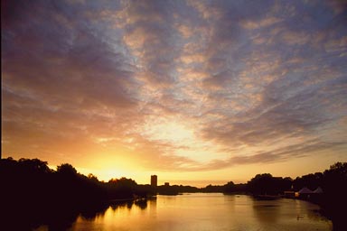 hydepark.jpg (20095 bytes)